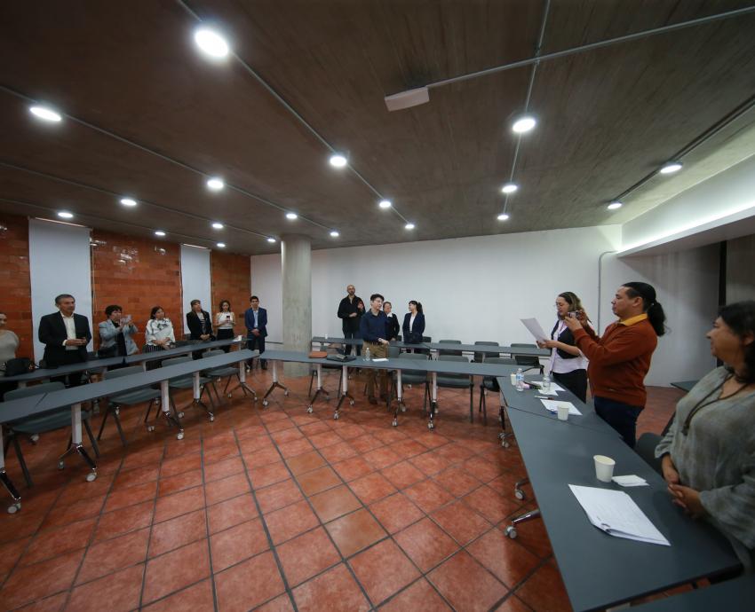 Primera persona con discapacidad se titula del doctorado en Gestión  Cultural
