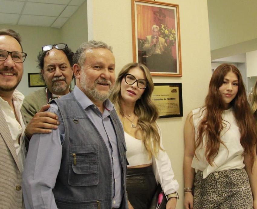 Develan placas en homenaje a tres figuras de Radio Universidad de Guadalajara