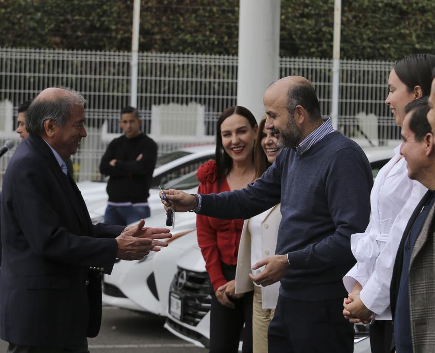 Entregan 14 nuevos vehículos a directores de preparatorias regionales y metropolitanas 