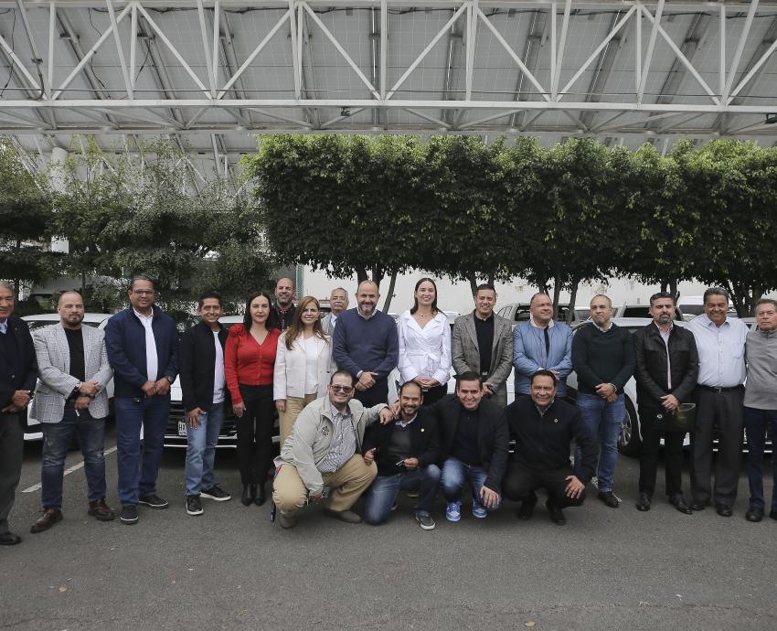 Entregan 14 nuevos vehículos a directores de preparatorias regionales y metropolitanas 