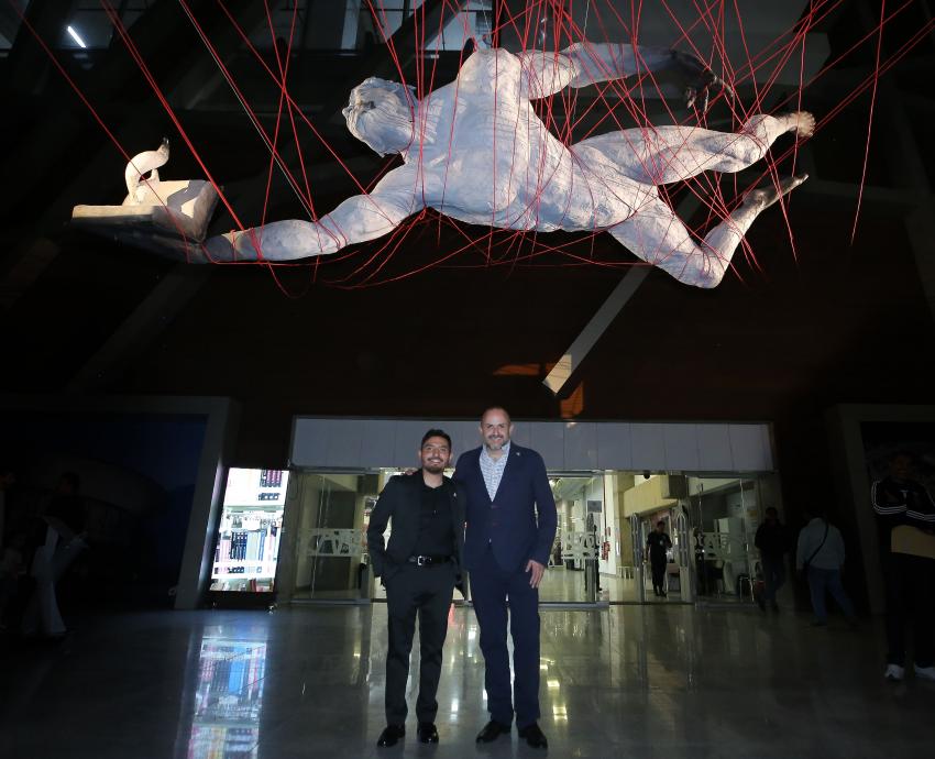 Develan escultura “Prometeo” en Biblioteca Pública Juan José Arreola