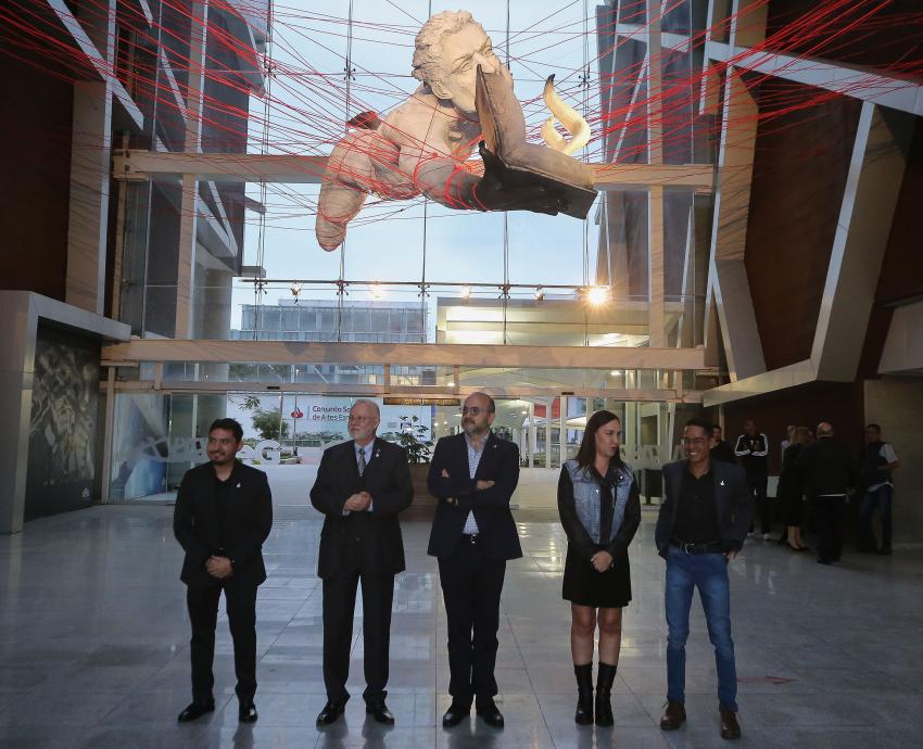 Develan escultura “Prometeo” en Biblioteca Pública Juan José Arreola