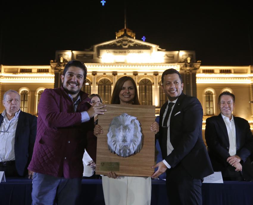 Otorgan galardón “Leo Honoris” a estudiantes y maestros sobresalientes