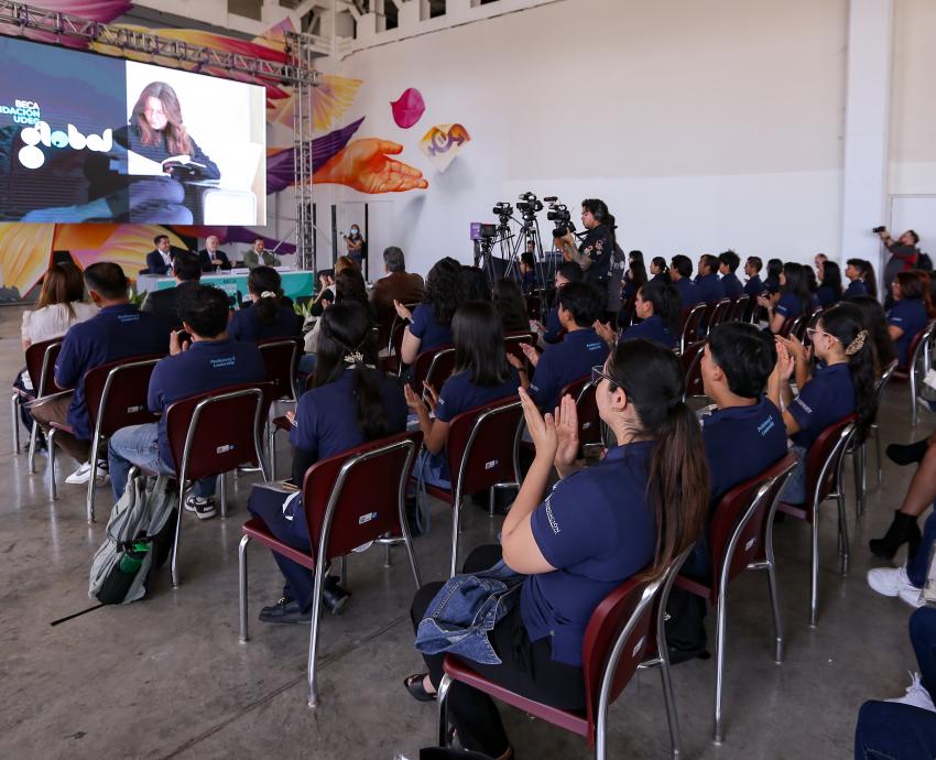 Alumnos sobresalientes reciben beca para aprender y dominar el idioma inglés 