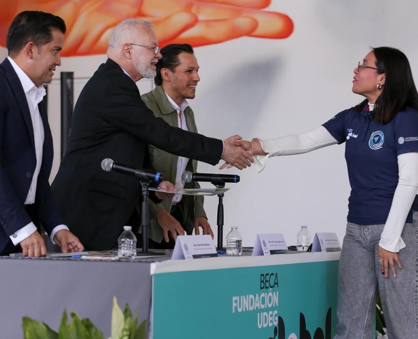 Alumnos sobresalientes reciben beca para aprender y dominar el idioma inglés 