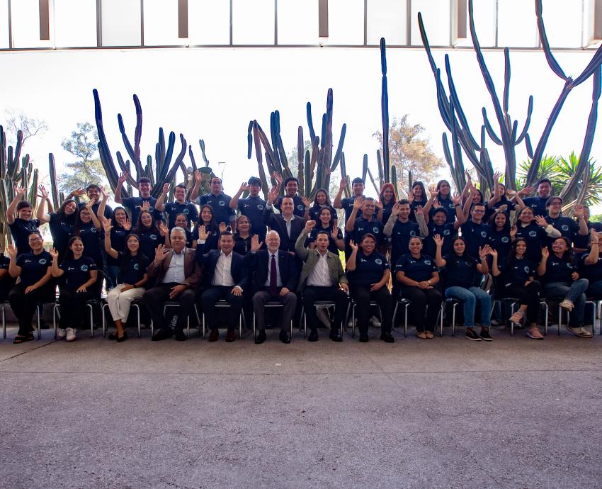 Alumnos sobresalientes reciben beca para aprender y dominar el idioma inglés 