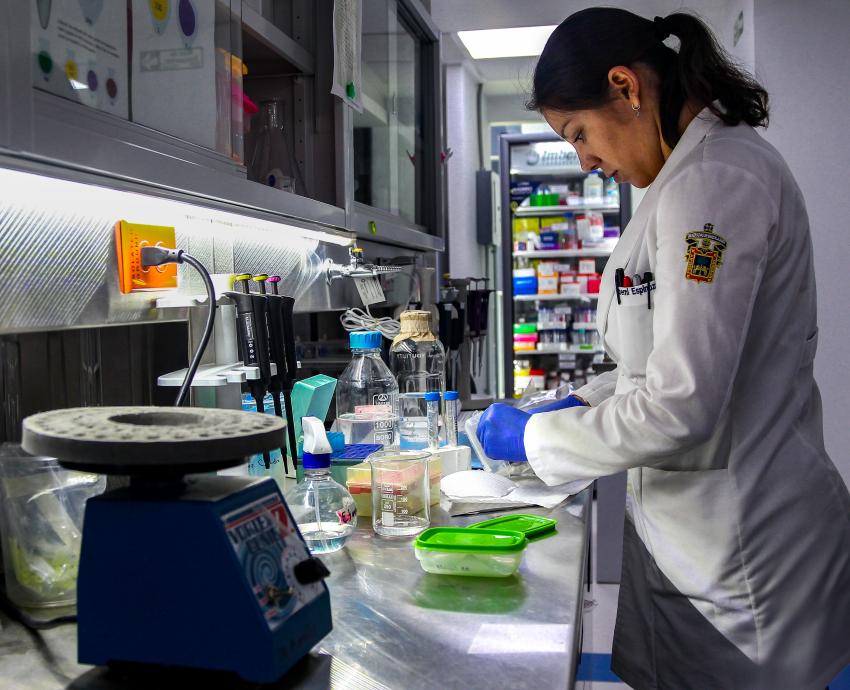 Abren inscripción a licenciatura en Ciencias biomédicas en CUCS y CUCBA