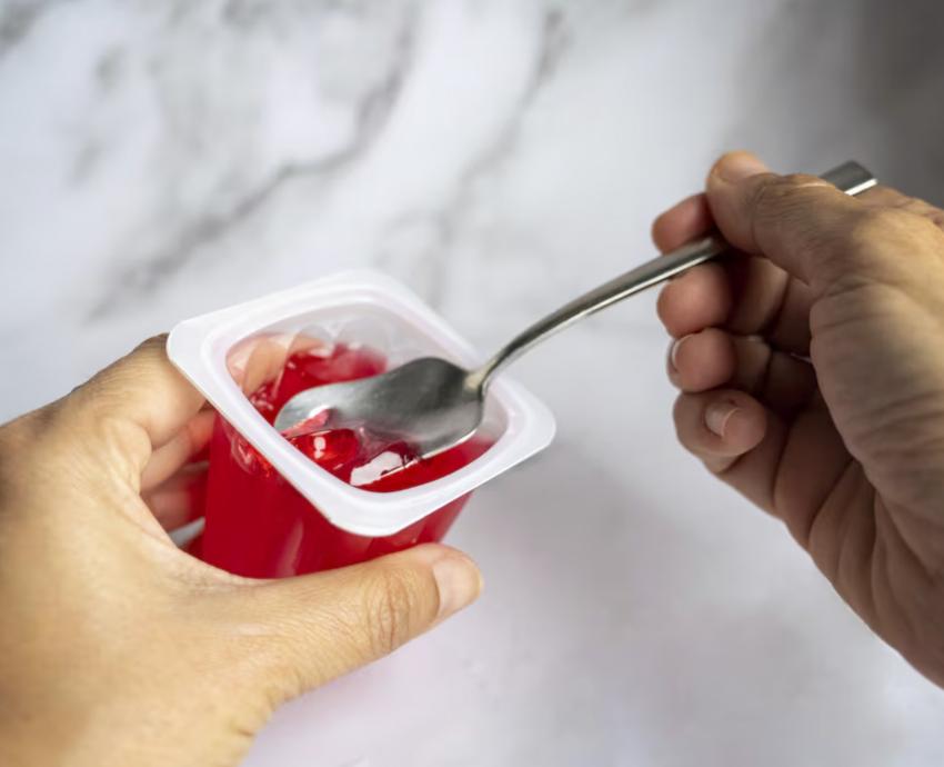 Recomiendan evitar alimentos ultraprocesados con colorante rojo, por riesgos de cáncer