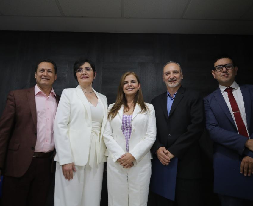Rectora General Karla Planter Pérez entrega nombramientos a directores de Hospitales Civiles
