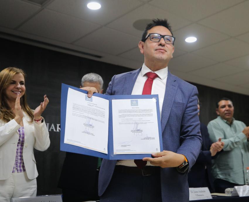 Rectora General Karla Planter Pérez entrega nombramientos a directores de Hospitales Civiles