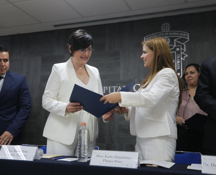 Rectora General Karla Planter Pérez entrega nombramientos a directores de Hospitales Civiles