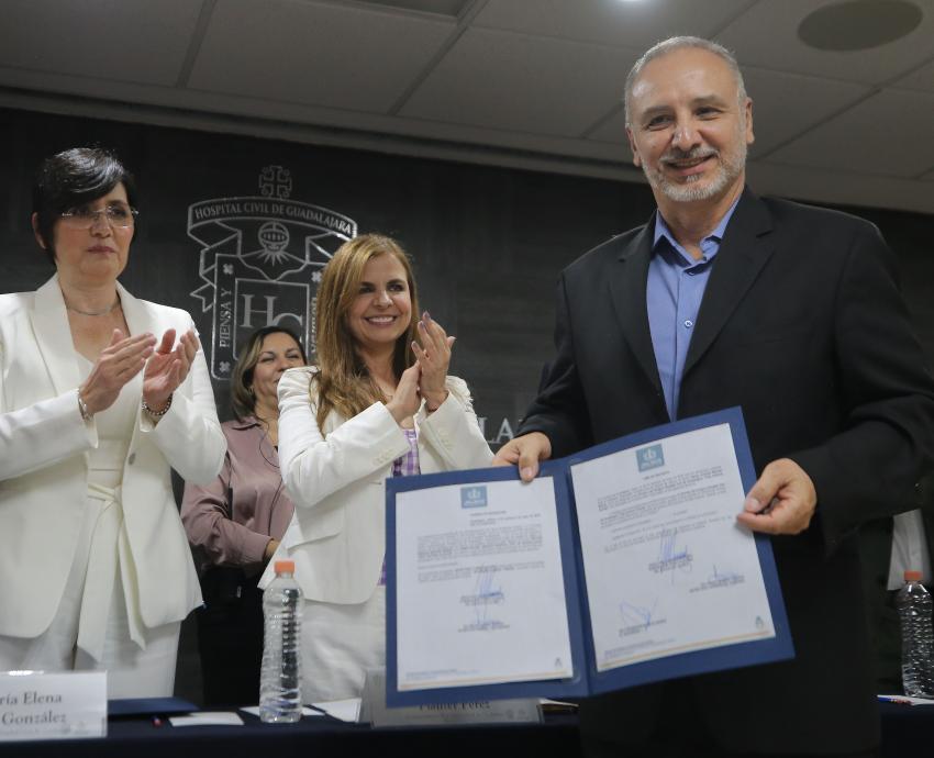 Rectora General Karla Planter Pérez entrega nombramientos a directores de Hospitales Civiles