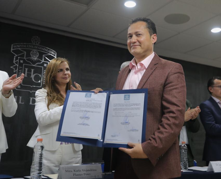 Rectora General Karla Planter Pérez entrega nombramientos a directores de Hospitales Civiles