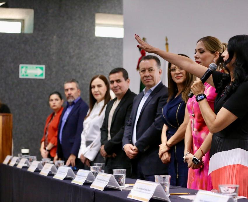 Dulce María Zúñiga Chávez rinde protesta como primera Rectora del CUCSH
