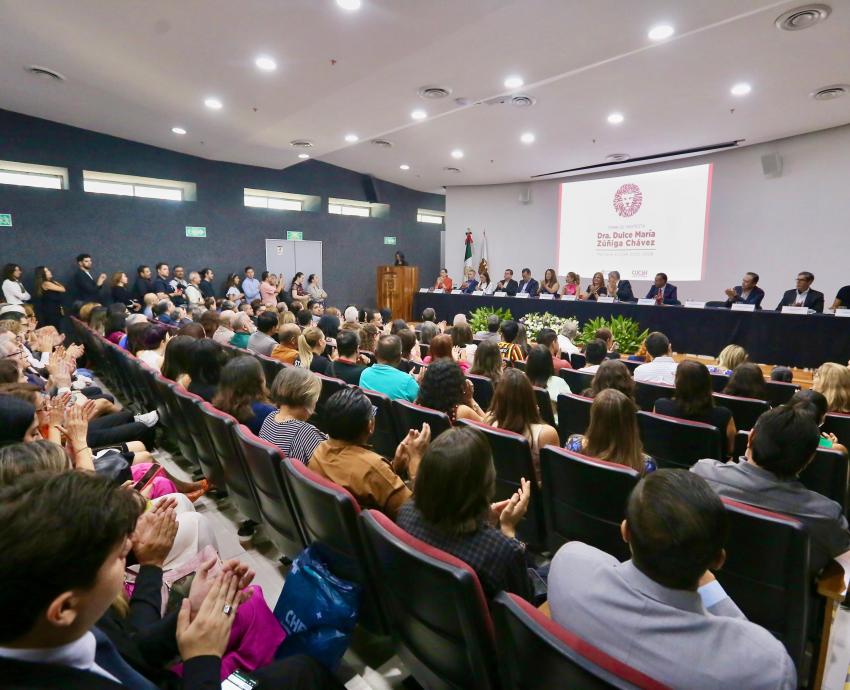 Dulce María Zúñiga Chávez rinde protesta como primera Rectora del CUCSH