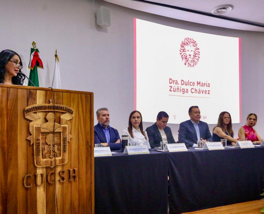 Dulce María Zúñiga Chávez rinde protesta como primera Rectora del CUCSH