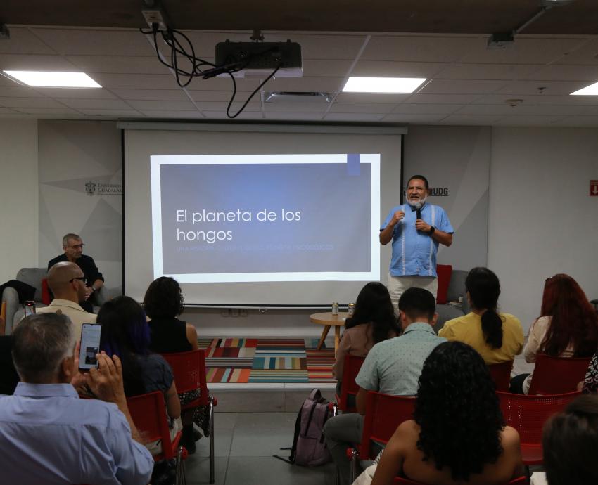 Presenta Naief Yehya recorrido por la historia cultural de los hongos