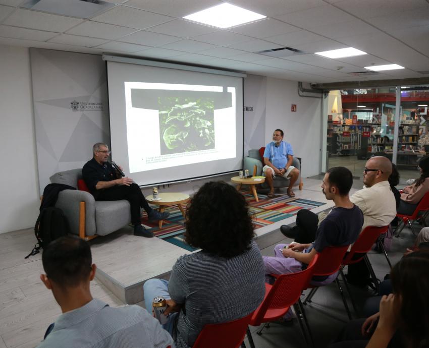 Presenta Naief Yehya recorrido por la historia cultural de los hongos
