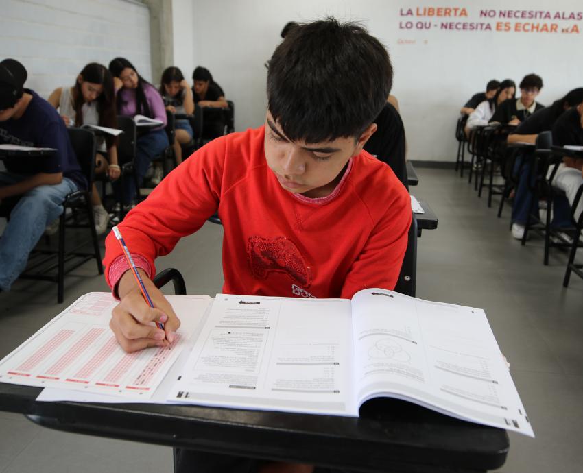 Presentan examen de admisión 38 mil 146 aspirantes a bachilleratos de la UdeG
