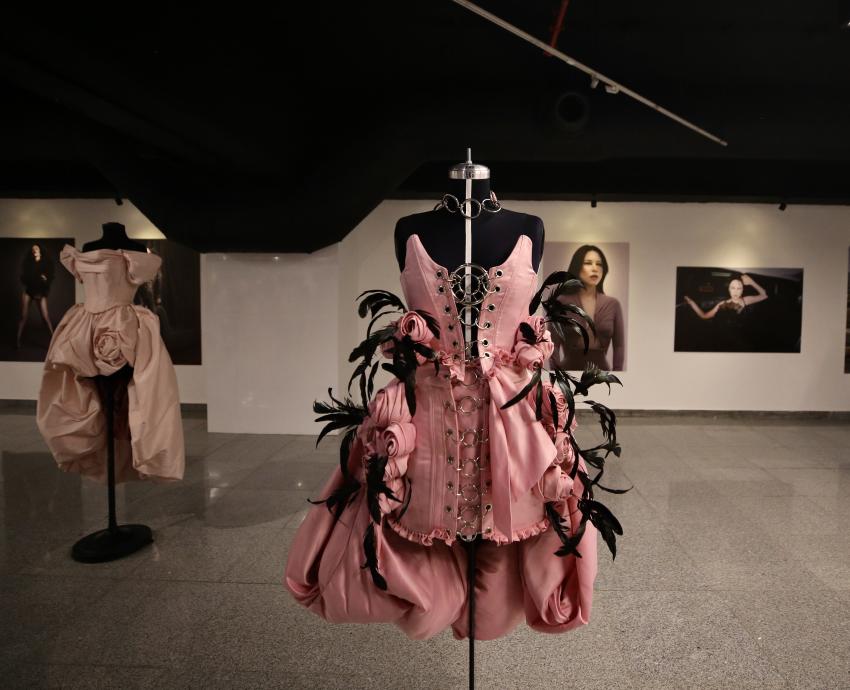 “Honestamente”, un recorrido entre moda y cultura pop junto a Denisse Guerrero