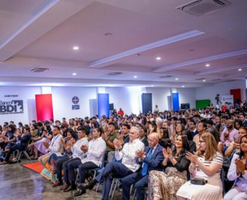 Participan universitarios en Mundial de Debate Universitario en español