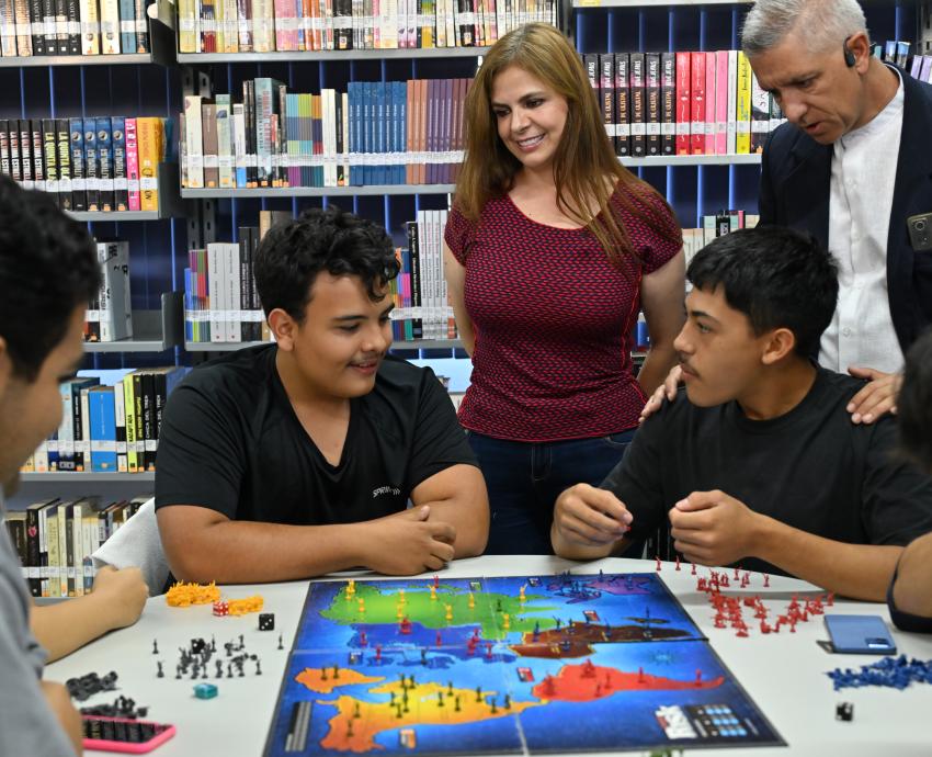 En gira en Prepas Regionales, Rectora General asume compromisos con comunidad estudiantil