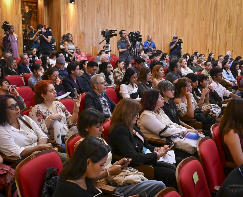 “Vindran les flors” con Barcelona: presentan programa FIL 2025