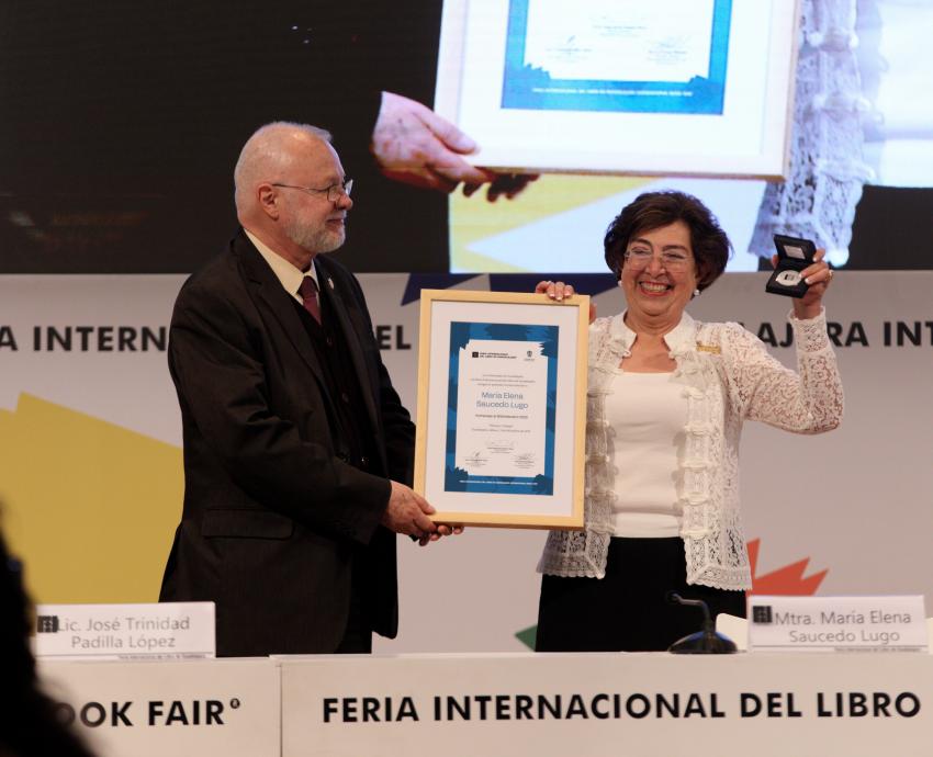 María Elena Saucedo Lugo recibió el Homenaje al Bibliotecario en la FIL