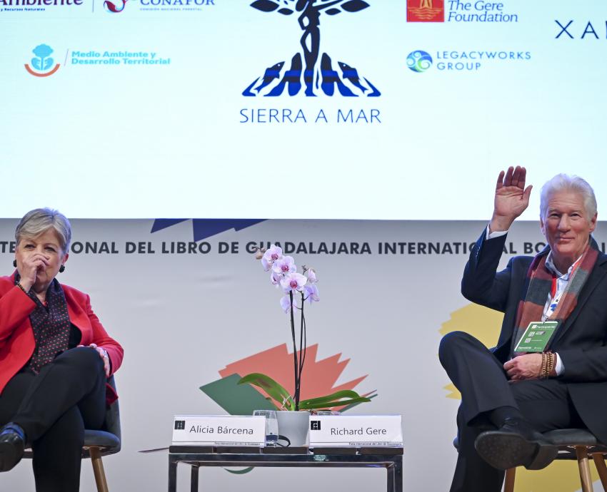 Conquista Richard Gere la Feria Internacional del Libro de Guadalajara 