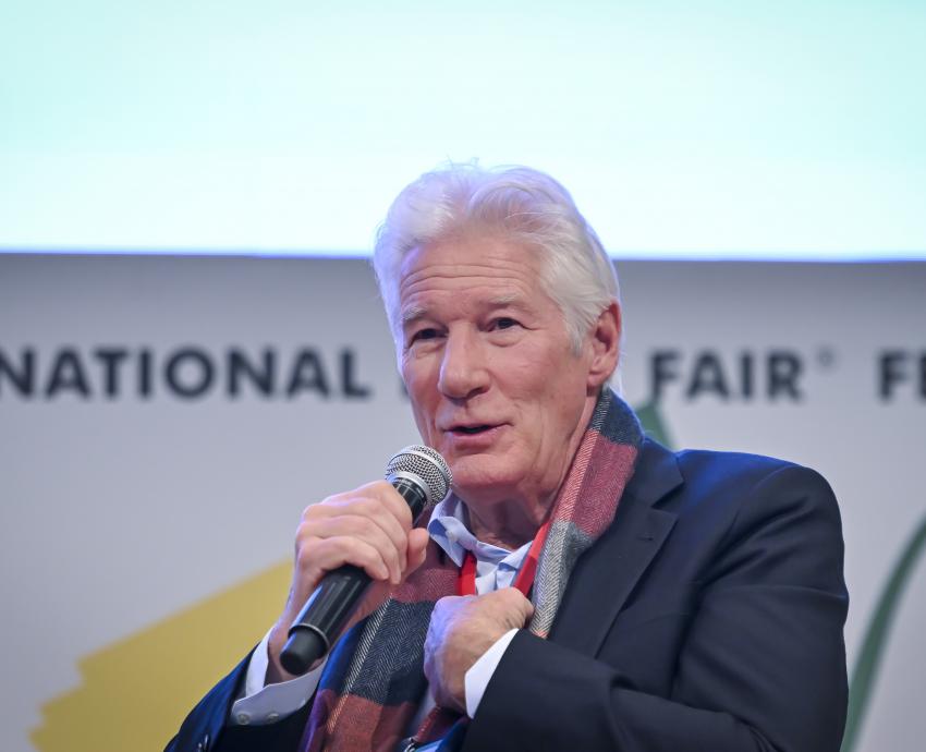 Conquista Richard Gere la Feria Internacional del Libro de Guadalajara 