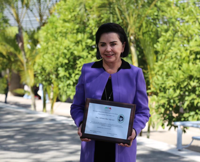 Adriana Ruiz Razura recibe la presea “Ixca Farías” por su aportación al desarrollo cultural de México