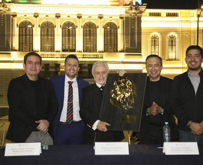 Rinde homenaje a José Manuel Jurado Parres, maestro emérito de la UdeG, con presea “Leo Honoris” 