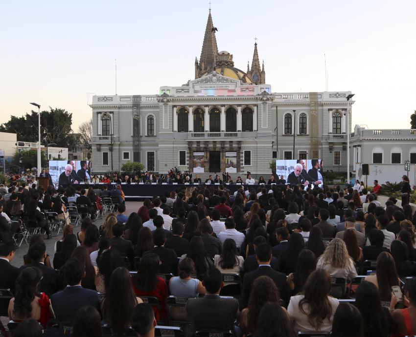 Rinde homenaje a José Manuel Jurado Parres, maestro emérito de la UdeG, con presea “Leo Honoris” 