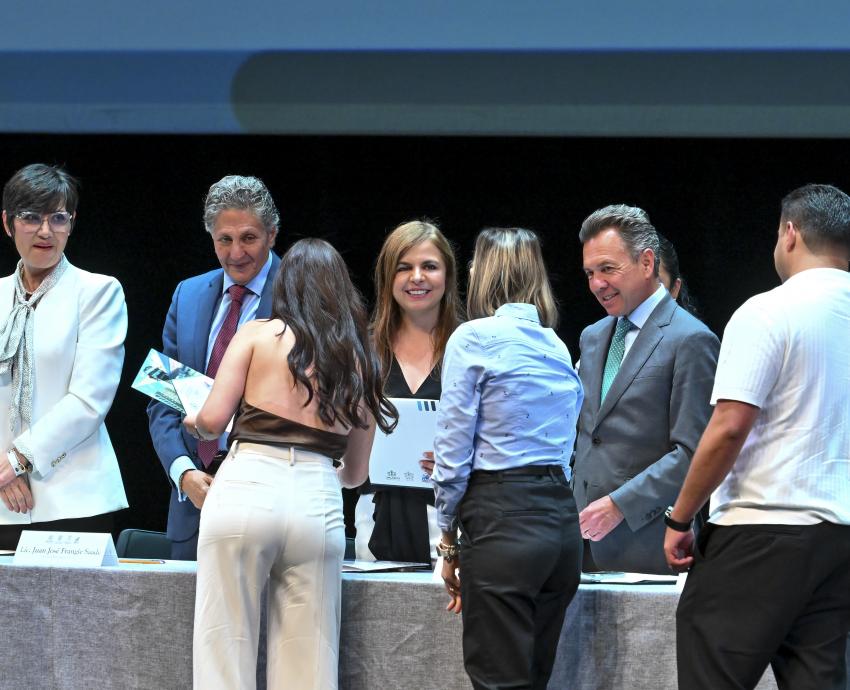 Rectora General entrega nombramientos de base a personal médico, técnico y de servicio del HCG