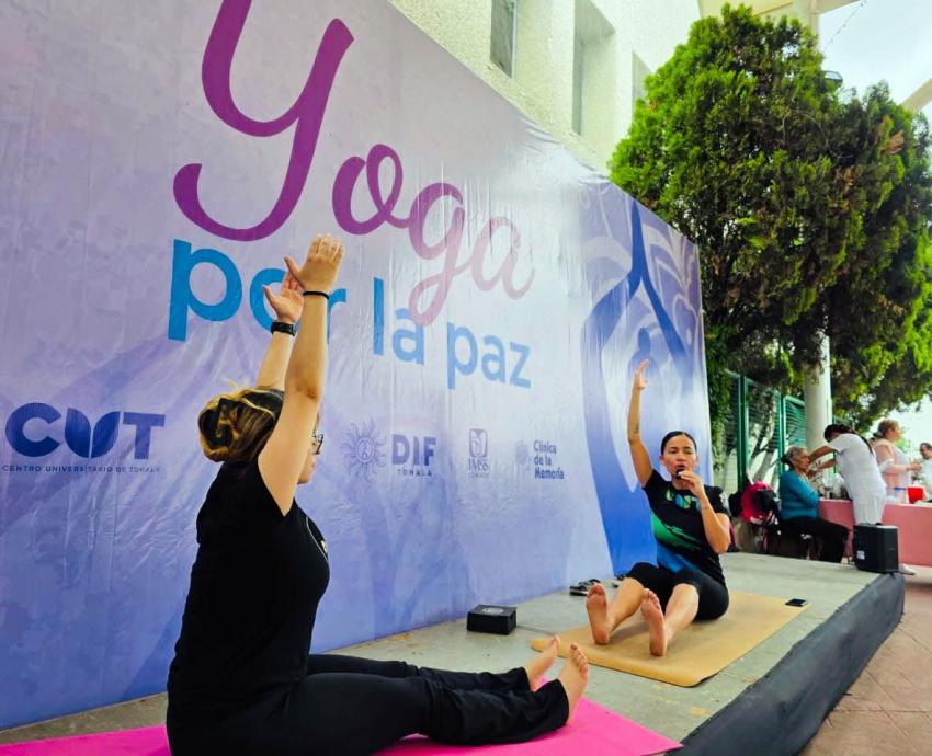 Llevan jornada de yoga por la paz a reclusorio femenil y a adultos mayores en Tonalá