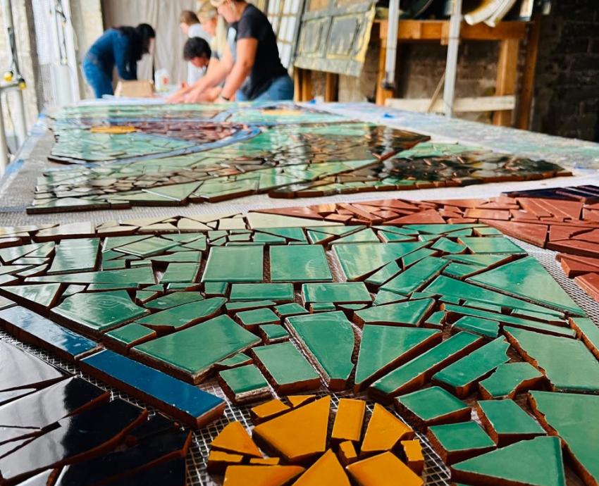 Prepara estudiante del CUCEI mural sobre mujeres en la ciencia y la tecnología