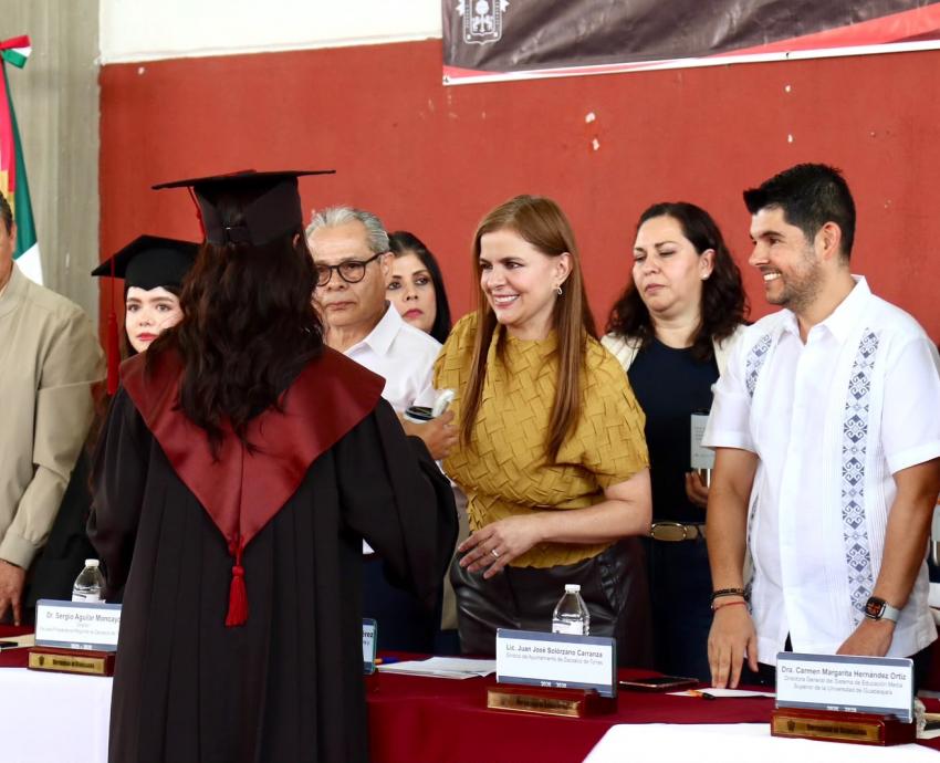 Karla Planter se compromete a apoyar a graduados de la Prepa de Zacoalco de Torres en proyectos de investigación y estancias en el extranjero