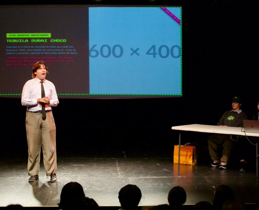 Participan jóvenes de Preparatoria 10 en ejercicios teatrales con el Laboratorio Gertrudis
