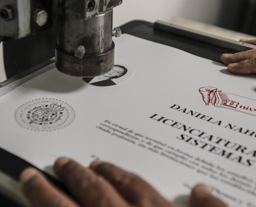 Abren convocatoria de becas para que administrativos de UdeG obtengan títulos de licenciatura y de posgrado