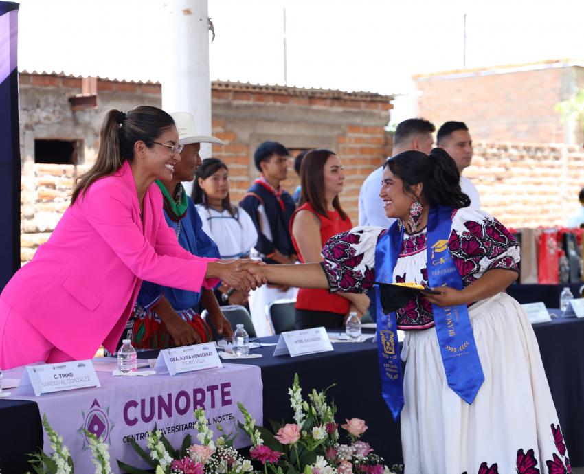 Egresa primera generación de la licenciatura en Educación indígena del CUNorte