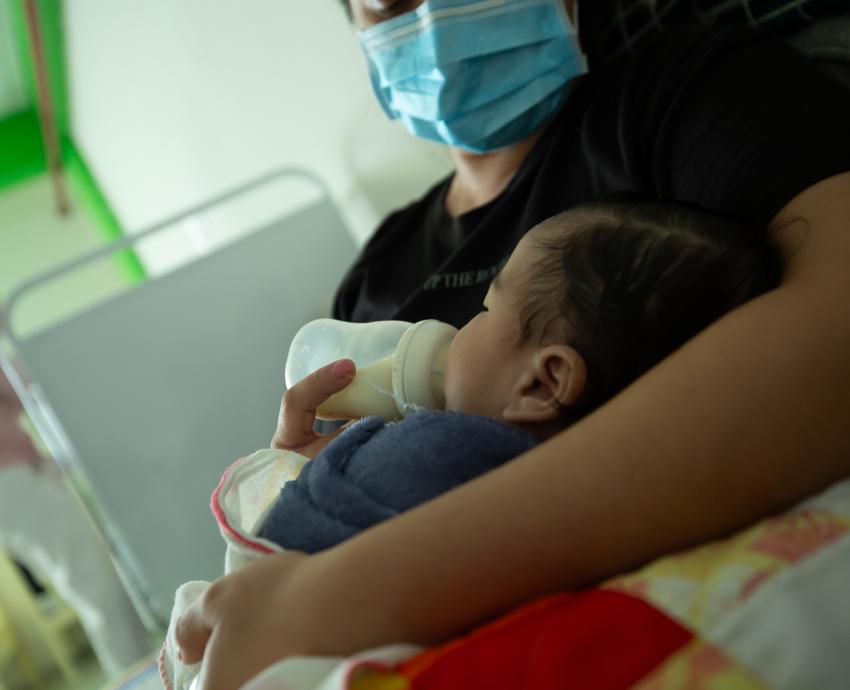 Rectora General dona leche humana en polvo, desarrollada por científicos del CUCEI, a Hogar Cabañas 