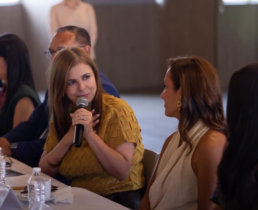 Rectora General dona leche humana en polvo, desarrollada por científicos del CUCEI, a Hogar Cabañas 