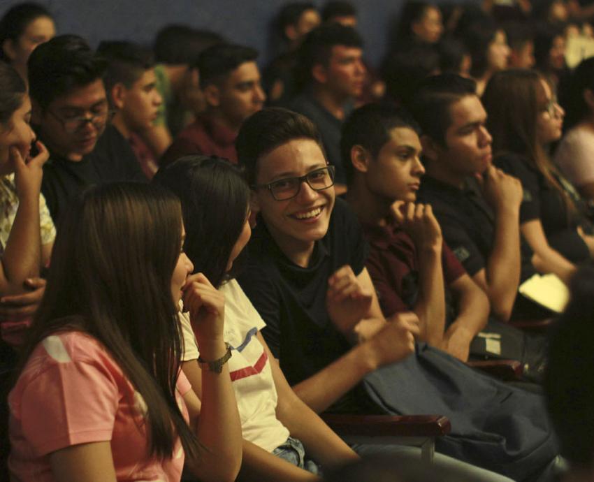 Entregan apoyos económicos a bachilleres de la Preparatoria 4 