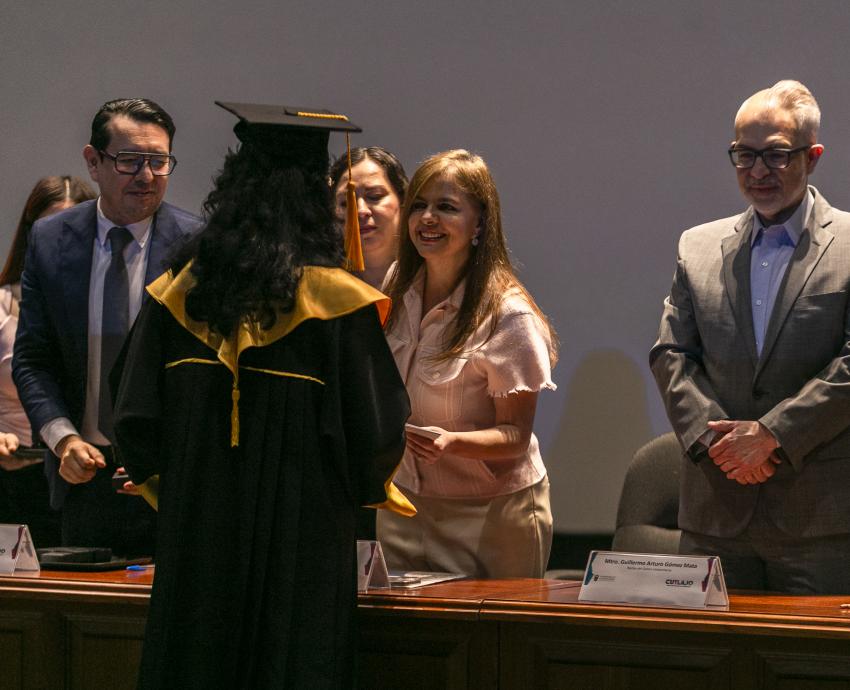 Celebra Rectora General a la primera generación de médicos del CUTlajomulco