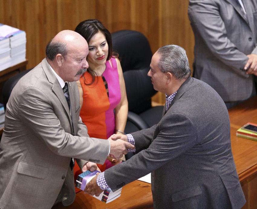 Presentan la segunda colección de poesía de "Hugo Gutiérrez Vega"