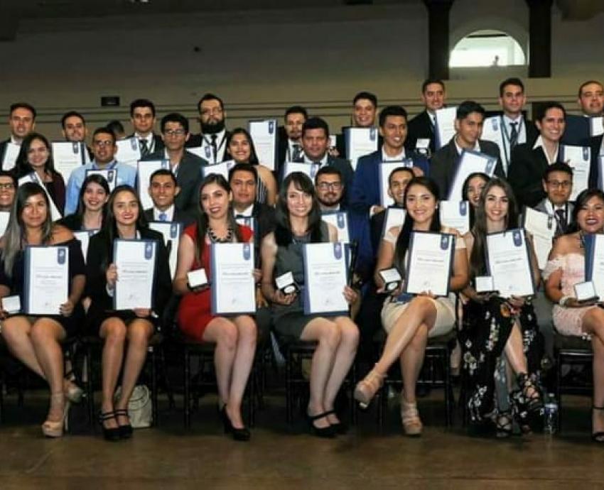 UdeG, institución pública en el país con más egresados de excelencia en el EGEL