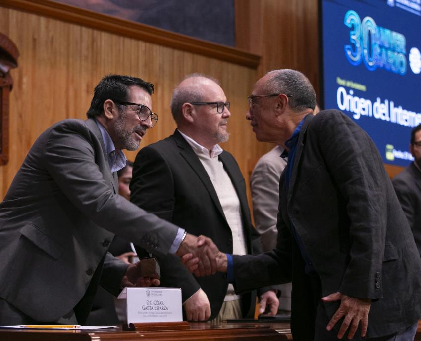 Reconocen a pioneros de la llegada del internet a México