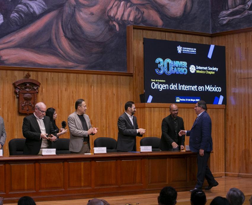 Reconocen a pioneros de la llegada del internet a México