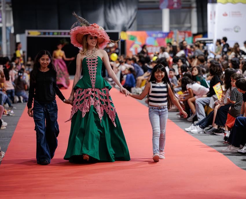 Moda, color y patrimonio en el desfile de Takasami en Papirolas 2026