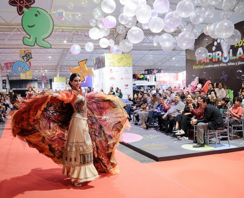 Moda, color y patrimonio en el desfile de Takasami en Papirolas 2026